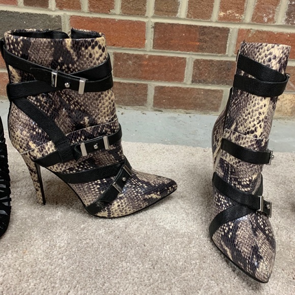 STEVE MADDEN SNAKE BOOTIES - Picture 1 of 1